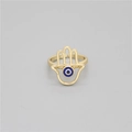 Detail eines verstellbaren goldenen Hamsa-Hand-Rings mit blauem Evil Eye-Design - Hamsa mit blauem Auge