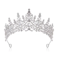 Macro-detail van een zilveren bruidskroon met verfijnde kristallen en glanzende strass - Zilver