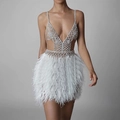 Détail de la jupe à plumes blanches avec broderie de strass et détails en maille - S / Robes / Comme indiqué