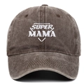 Dettaglio del ricamo Super Mama su un cappellino da baseball in cotone grigio lavato - Regolabile / Caffè