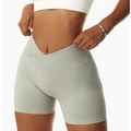 Gros plan sur la taille haute en V croisée des shorts de sport sans couture vert clair - S / Chaux Légère