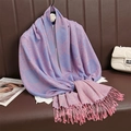 Dettaglio di sciarpa con motivo paisley rosa e blu con nappe su divano in pelle - Rosa Blu Misto Motivo Paisley