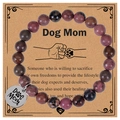 Détail macro du pendentif Dog Mom avec empreinte sur bracelet en perles de pierre - Rhodonite