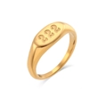 Makroaufnahme eines vergoldeten Siegelrings aus Edelstahl mit gravierter Nummer 222 - US Größe 6 / Engelnummer 222 (Oval)