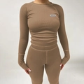 Détail d'un ensemble de yoga en maille côtelée kaki avec haut à manches longues et pantalon - Khaki