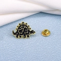 Broche en émail dinosaure stégosaure avec motif constellation doré et fermoir papillon - Style Stégosaure (CZ0591-3)