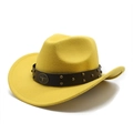 Détail du chapeau de cowboy jaune avec ruban clouté et emblème de tête de taureau - M (56-58cm) / Jaune