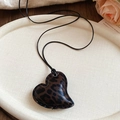 Gros plan du collier pendentif cœur à motif léopard avec des détails de couture - Collier-Marron Foncé-Coeur