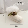 Pendaglio natalizio a forma di stivale bianco crema con glitter dorati e pigna decorativa - Calza Champagne
