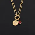 Collana in acciaio inossidabile placcata oro 14K con pendente lettera R e gemma rossa - Lettera R / Oro