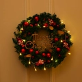 Grüner Weihnachtskranz mit LED-Licht, roten Kugeln, Zapfen und Merry Christmas Schild - Stil C (Leuchtende Süßigkeiten-Deko)