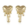 Dettaglio di orecchini a cuore fluido dorati con design effetto metallo liquido - Stile Liquido Fuso (EA2097 Style 1) / Oro