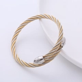 Detalle de brazalete de cable trenzado bicolor plata y oro en acero inoxidable - Cable Dorado + Cabeza de Acero