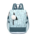 Zaino da donna azzurro con stampa floreale bianca e ciondolo a pompon decorativo - Blu