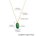 Detalle del colgante ovalado de esmalte verde en cadena de acero inoxidable dorado - Cadena de acero inoxidable (P188-4) / Colgante de esmalte verde