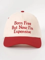 Détail de la broderie Born Free sur une casquette en coton bicolore crème et rouge - Blanc Cassé Épissé Rouge