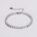 Dettaglio del bracciale minimalista in acciaio inossidabile con perline cubiche e chiusura - Color Acciaio