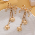 Französische Schleifenohrringe mit Herzanhängern und Perlenketten-Quasten in Gold - KC Gold