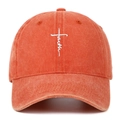 Detailaufnahme der weißen Faith-Stickerei in Kreuzform auf gewaschener Baumwoll-Basecap - Orange