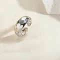 Gros plan sur la bague ouverte argentée avec texture martelée et finition miroir - Lisse Irrégulier / Argenté