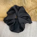 Chouchou géant noir élégant en satin mat avec design plissé pour femmes - Satin mat plissé / Noir
