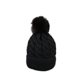 Dettaglio del berretto in maglia nera con motivo a trecce e grande pompon in ecopelliccia - Nero