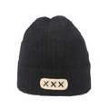 Primer plano de gorro de punto negro con parche blanco y tres motivos de X - M (56-58cm) / Negro