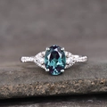 Elegante geometrische ring met ovale blauwgroene edelsteen en pavé diamanten in zilver - US 7 / Witgoud