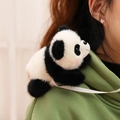 Lindo peluche de panda con correas blancas para llevar en el hombro como accesorio - Panda Magnético de 12cm