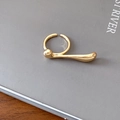 Anello metallico dorato minimalista con sfera lucida e elegante design curvo - Stile Manico Lungo Liquido Oro