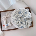 Dettaglio di un elastico per capelli in cotone con motivo a fiori blu su tessuto crema - Porcellana Blu E Bianca A Rombi Retro