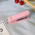 Agrafeuse Morandi rose n°10 pour bureau avec finition mate et ôte-agrafes intégré - Rose