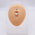 Piercing ombelico in acciaio con ciondolo a cuore scintillante su modello in silicone - Stile Cuore Argento (JE0428A)