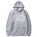 Sweat à capuche gris avec imprimé DAD EST 2024 et détail cœur sur la manche, fond blanc - S / Hauts / Gris clair