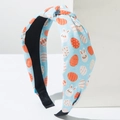 Detail eines hellblauen Osterstirnbands mit Hasen- und Eiermuster und Knotendesign - Blau