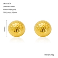Dettaglio orecchini da 20mm con trama golf in acciaio inossidabile placcato oro 18K - Stile a Cupola Martellato (ZE1674G)