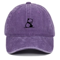 Detailaufnahme der lila gewaschenen Baumwoll-Basecap mit bestickter schwarzer Panda-Silhouette - Lila