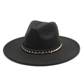 Gros plan d'un chapeau fedora noir avec une chaîne de décoration en métal noir et doré - Noir
