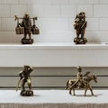 Dettaglio ravvicinato delle statuine vintage in bronzo dei personaggi del Viaggio in Occidente - Set di 4 Figurine del Viaggio in Occidente