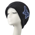 Gorro holgado negro lavado con bordado de mariposa azul en cabeza de maniquí blanca - Adulto / Negro
