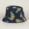 Vue détaillée d'un bob bleu marine foncé avec un motif imprimé d'ananas jaune vif. - M (56-58cm) / Fond Noir Ananas #3