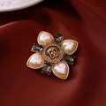 Vista dettagliata della spilla Medusa in oro 18k con perle a cuore e cristalli - Spilla 8# - Oro - Fiore
