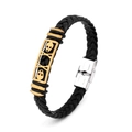 Detalle de pulsera de cuero trenzado negro con dije de calavera dorada y cierre de metal - Doble Calavera