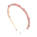 Detail von rosa Natursteinen, die mit Golddraht um ein schlankes Metallstirnband gewickelt sind - Rosa