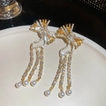 Dettaglio macro di orecchini a fiocco con perle e nappe di zirconi su vassoio - Oro-Arancio (Perno d'argento)