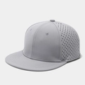 Vista detallada de gorra snapback gris con agujeros de ventilación cortados con láser - Ajustable / Gris claro