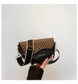 Detalle de bolso de silla en cuero negro y patrón marrón con correa ancha de tela - Trébol - Negro
