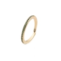 Detalle de anillo dorado ajustable con una hilera de circonitas verdes de corte redondo - Abierto Ajustable / Verde