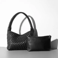 Borsa hobo nera intrecciata a mano con pochette coordinata in pelle liscia - Nero