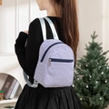 Mini-Rucksack mit blau-weißen Seersucker-Streifen getragen von einem Modell - 19*12*24cm / Marineblau